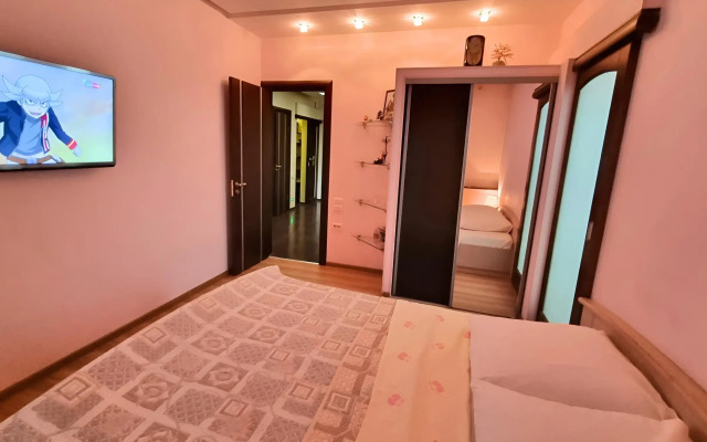 Trekhkomnatnaya v Tsentre Romashki Kvartira