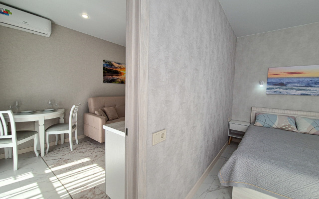 S Balkonom v Odnom iz Samykh Zelenykh Rayonov Sochi Flat