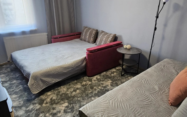 Bolshaya Uyutnaya Dvukhkomnatnaya Kvartira Flat