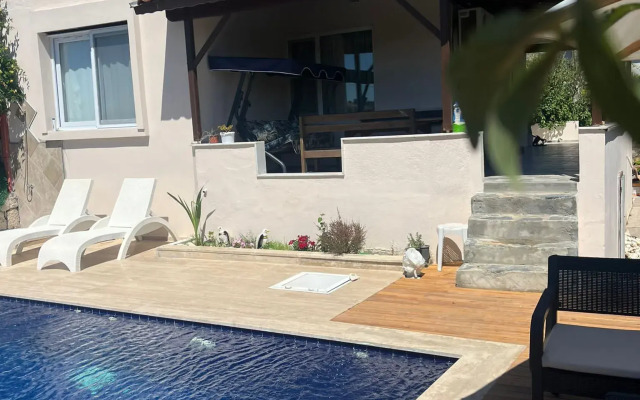 Cesme Aile Dostu Havuzlu Villa
