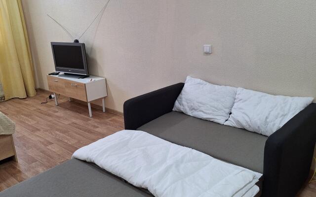 U Aeroporta Tolmachevo Flat