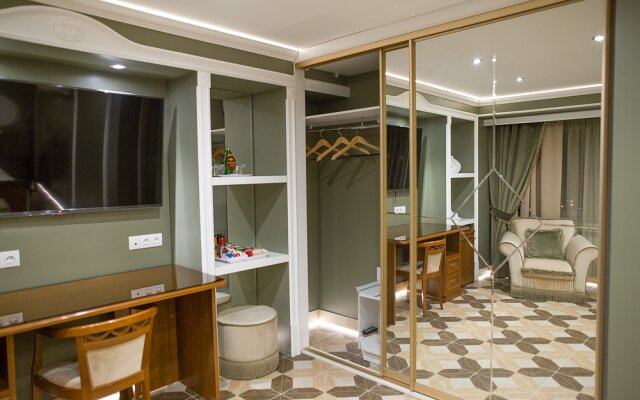 Crystal Luxe Hotel