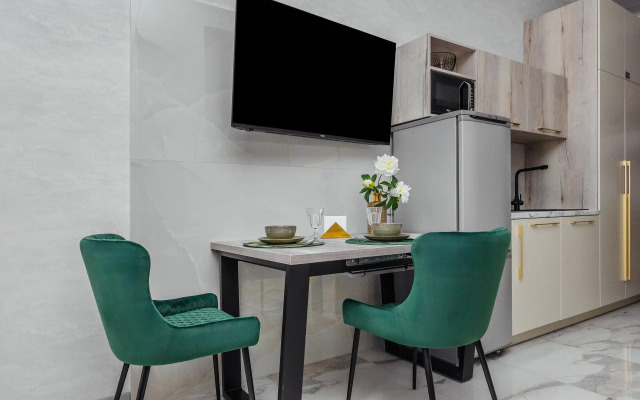 V Siriuse, studiya Flat