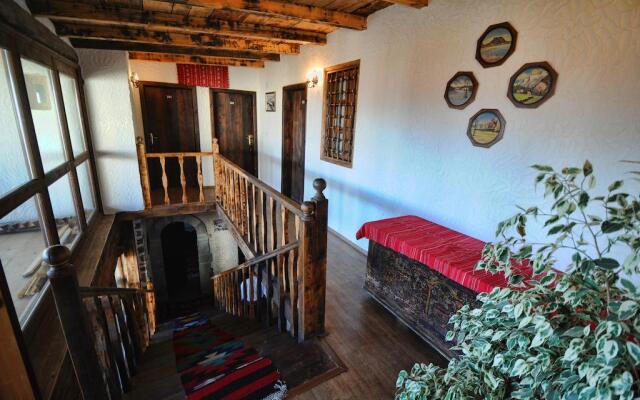 Tradita Geg & Tosk Hotel