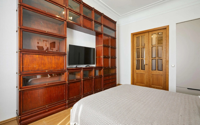 Квартира FlatStay Карповки 16| Большая видовая 4шка с камином