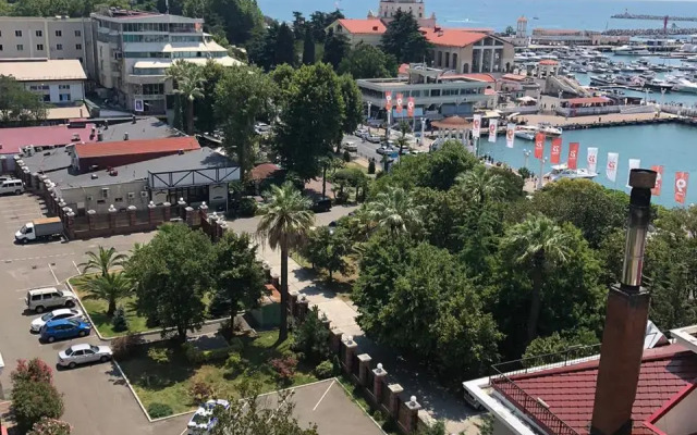 V Tsentre Goroda Na Beregu Morya Apartments