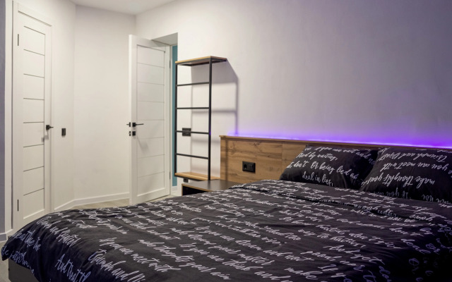 Uyutnaya s dizaneynerskim remontom v tsentre goroda Flat