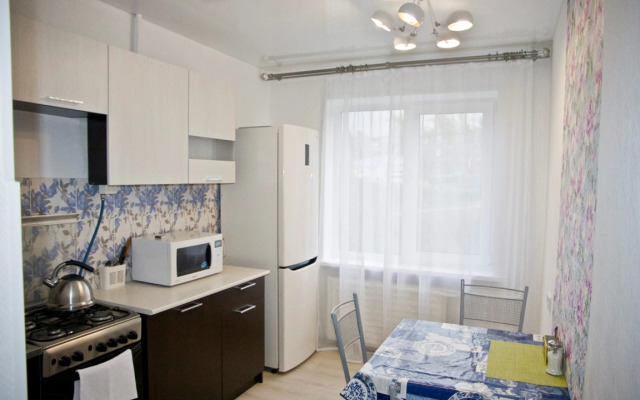 Dvuhkomnatnye LYuKS u DK Metallurgov. Barbaris Apartment