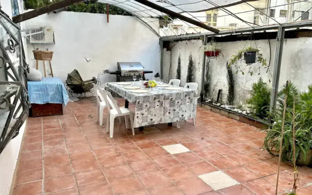 Vintazhnye S Odnoy Spalney I S Bolshim Patio Apartments