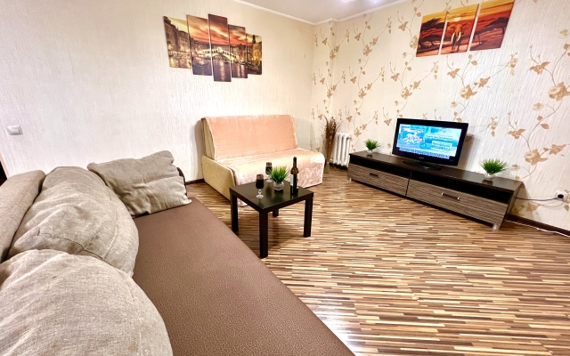 Апартаменты двухкомнатные на Карбышева 61Б (рядом с ТЦ Космопорт)