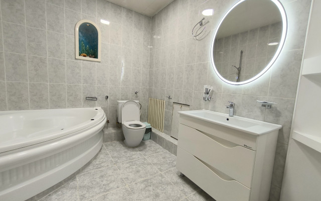 Na Ploschadi Ushakova Flat