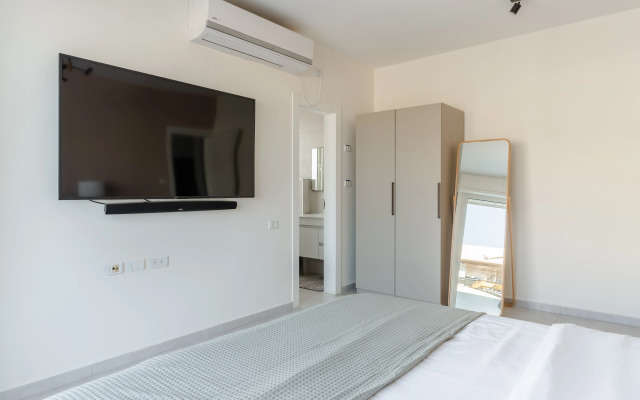 Blueground at Nahalat Bynamin ID47 Apartments