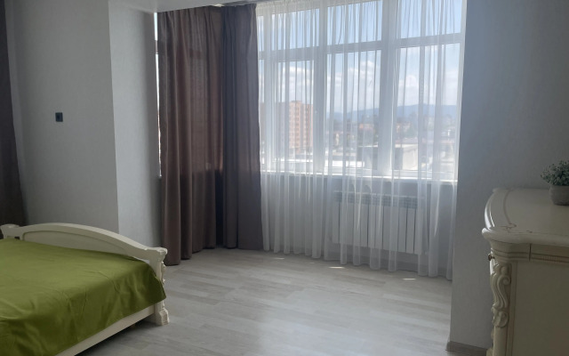 Квартира Просторная на Курсантов Кировцев