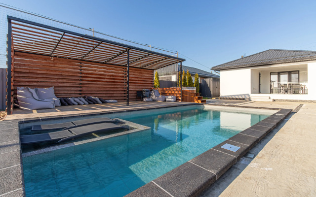 Частный дом Дизайнерский дом с бассейном