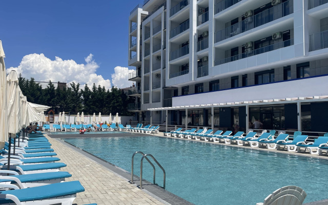 S basseynom u morya Apartment