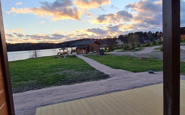 Semenyij Domik U Ozera V Karelii