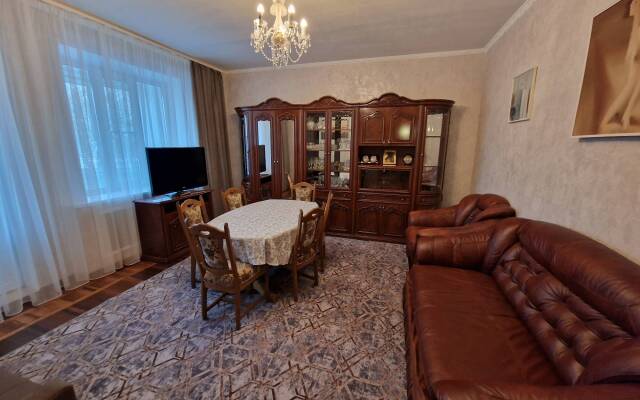 U Pushkinskogo Teatra Tsentr Flat