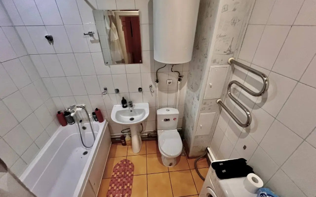 Квартира Светлая, чистая студия Вояж на Геологоразведчиков 44А