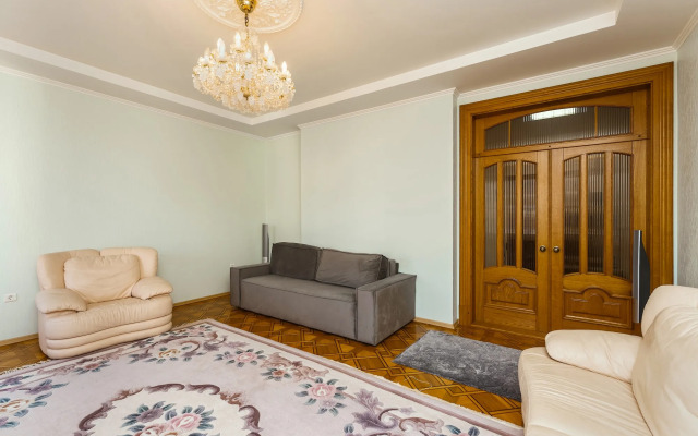 Pyatikomnatnaya V Tsentre Yalty Flat