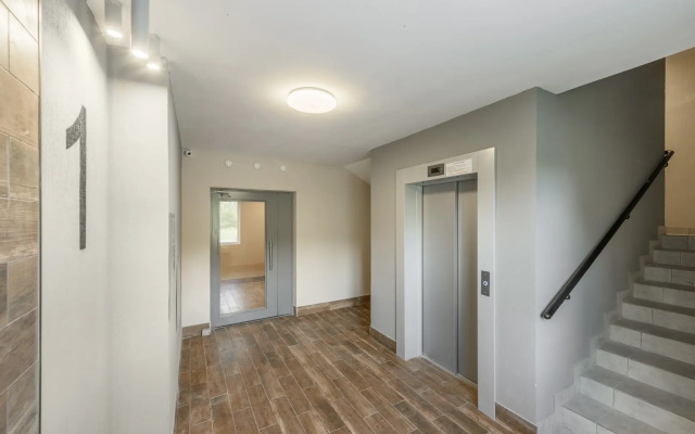 Квартира с камином в сосновом лесу