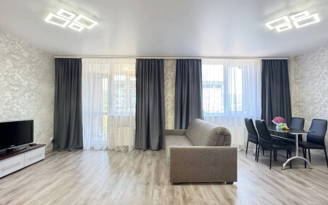 Uyutnaya Odnokomnatnaya s Panoramnym Balkonom Flat