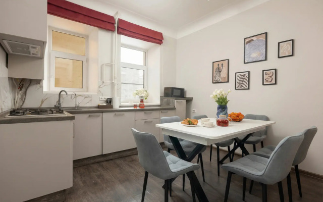 Квартира Четверка на Патриках в вишнёвых тонах