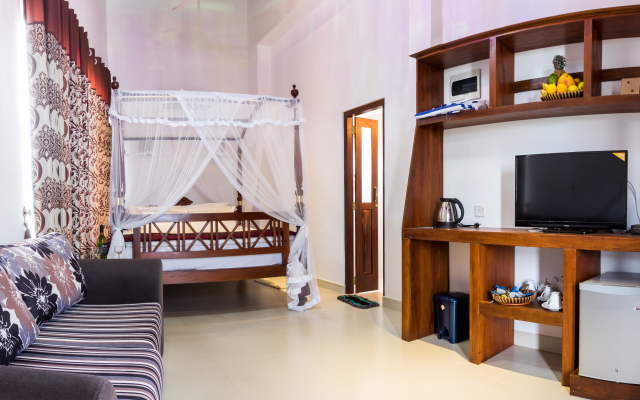 The Waves Unawatuna Hotel