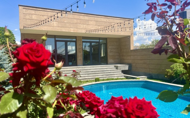 Luxury Villa With Pool and Jacuzzi