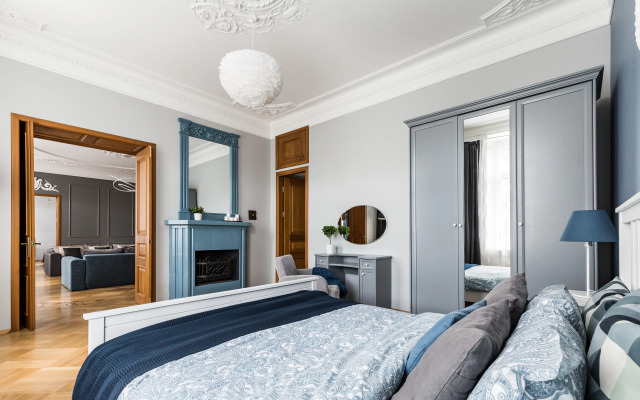 Апартаменты Avenue 180 кв.м с видом на Большую Конюшенную Улицу и Церковь Петра и Павла