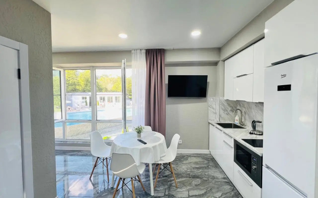 Yevrodvushka S Vidom Na Basseyn Apartments