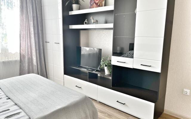 Yelena Ozerki Flat