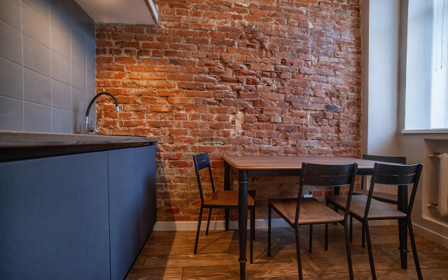 Sovremennaya dvukhurovnevaya studiya Flat