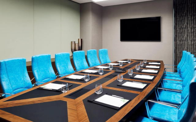 Holiday Inn Dubai Al-Maktoum Airport an IHG