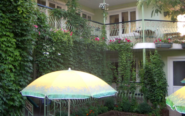 Izumrudny Guest house