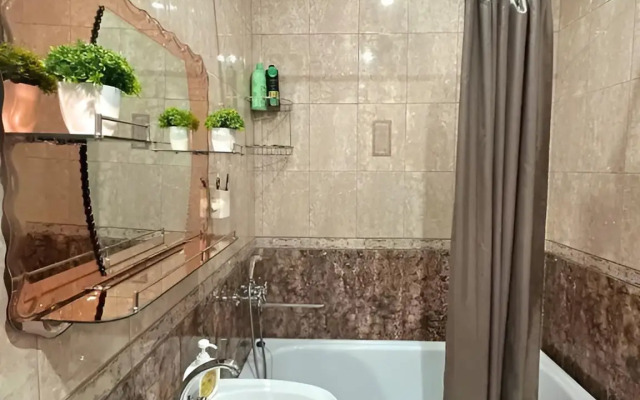 Evrodvushka S Vidom Na Goru Flat