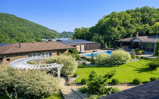 Частный дом 453 - Таунхаус с Бассейном и Баней в Голубой Бухте