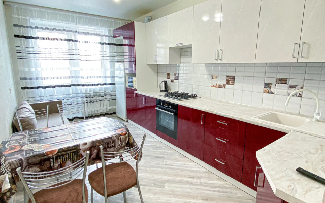 Kvartira s Panoramnym Balkonom v Novom Mikrorajone nedaleko ot Vyezda iz Goroda