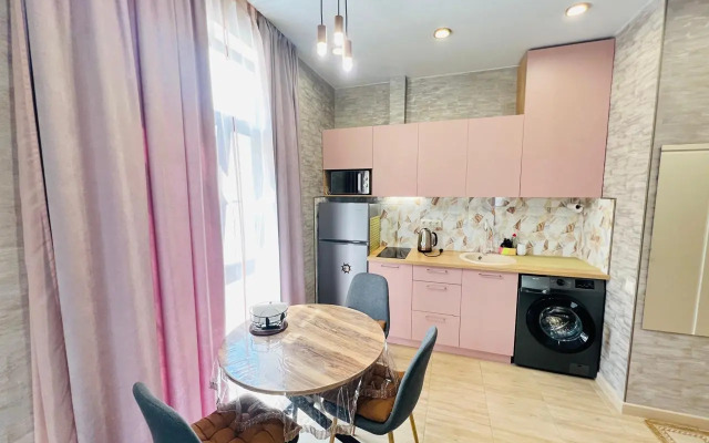 Chetyryokhmestnaya studiya s balkonom i basseynom na territorii Apartments