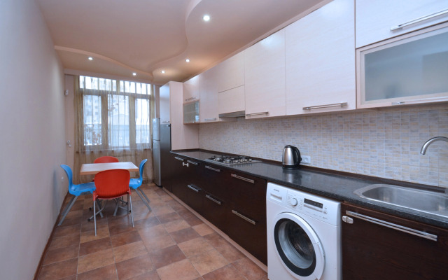 Trekhkomnatnaya v Tsentre Goroda Flat