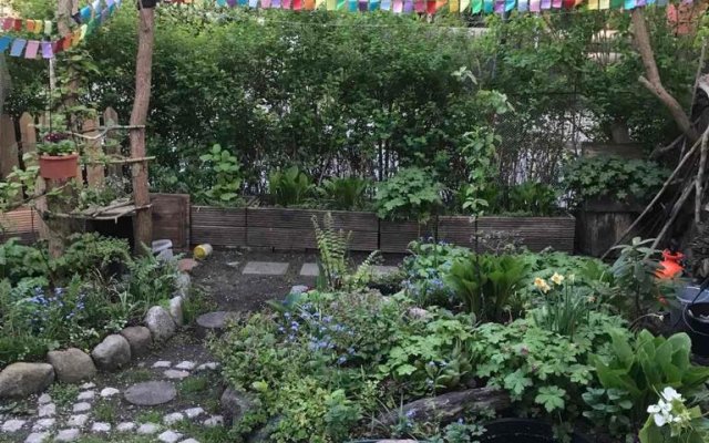 Апартаменты возле пляжа с красивым садом