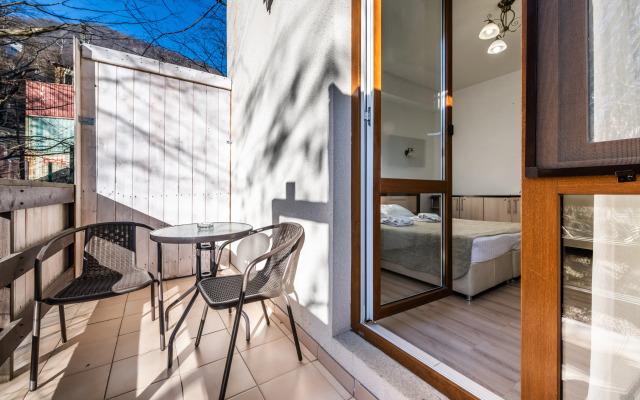 plot - Byudzhetnye s balkonom 10 Apartments