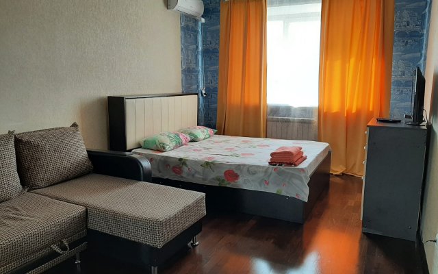 Uyutnaya kvartira s vidom na Rodinu Mat Apartments