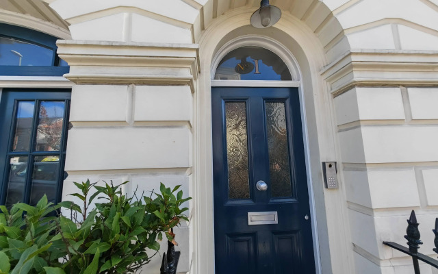 Historic Winchester Apartment