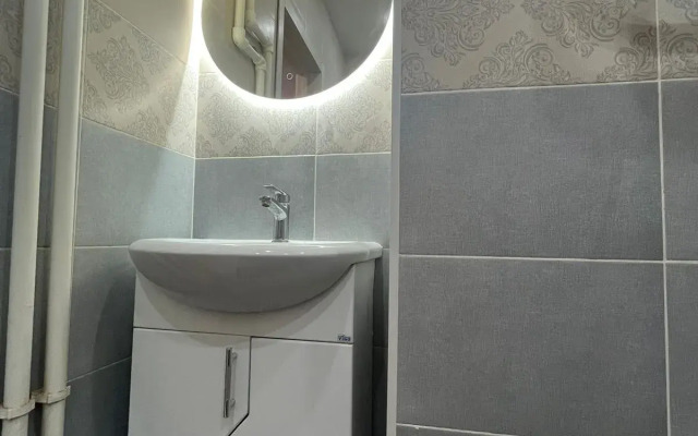 V Centre u Metro s Igrovoj Pristavkoj Flat