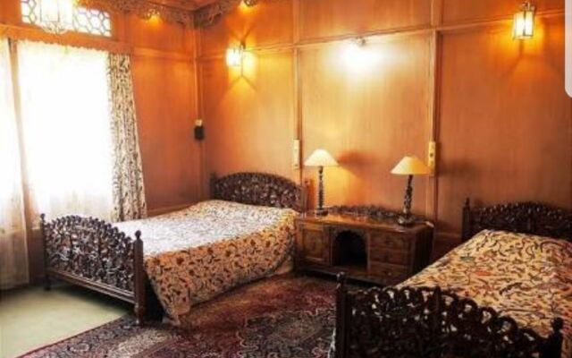 Royal Houseboat Hotel
