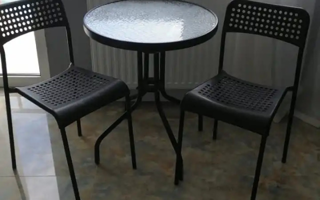 Uyutnaya Studiya S Balkonom I Basseynom Vo Dvore Flat