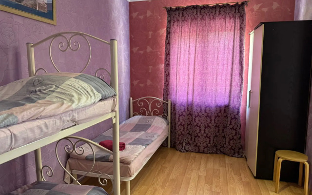 Na Tsvetochnoy Apartments