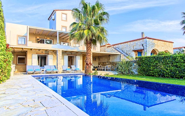 Вилла Cretan Mansion heated Pool