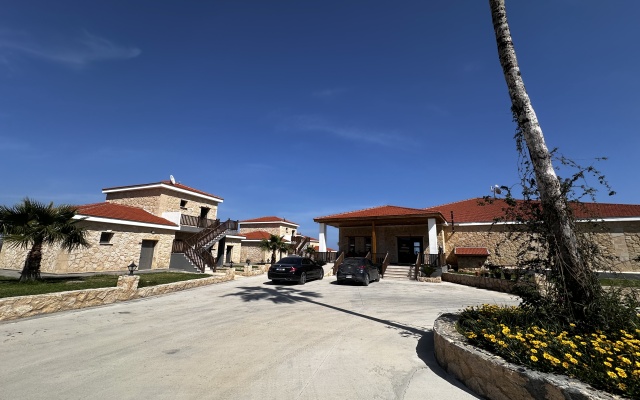 Teko's Golden Hill Hotel