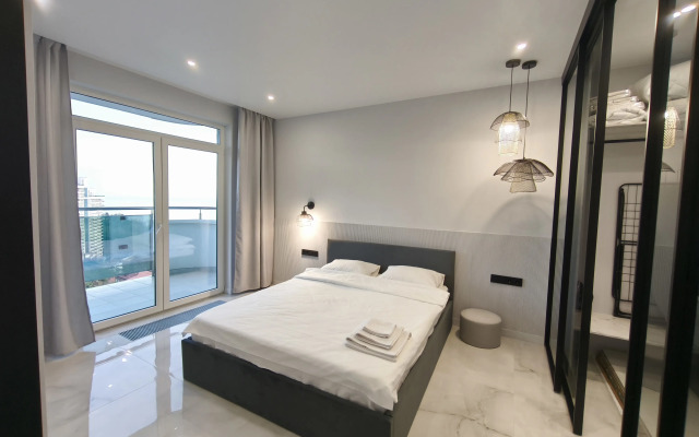 Stilnaya dvukhkomnatnaya kvartira s bolshoy terrasoy i vidom na more Flat